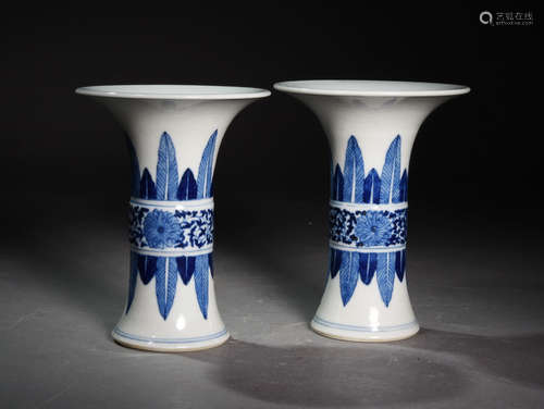 A  PAIR  OF  BLUE  AND  WHITE  FLOWER  VASES PAINTED  WITN  GREEN  BANANA  LEAVES  PATTERNS IN  QING  QIANLONG