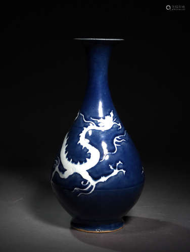 A BLUE AND STACK WHITE OKHO SPRING  BOTTLE  WITH DRAGON  PATTERNS  IN  MING  XUANDE