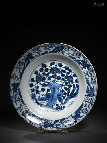 A BLUE AND  WHITE  FLYING HORSE FLOWER PLATE IN MING  WANLI