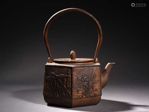 A HEXAGON   FLOWER IRON  KETTLE IN 19  CENTURY