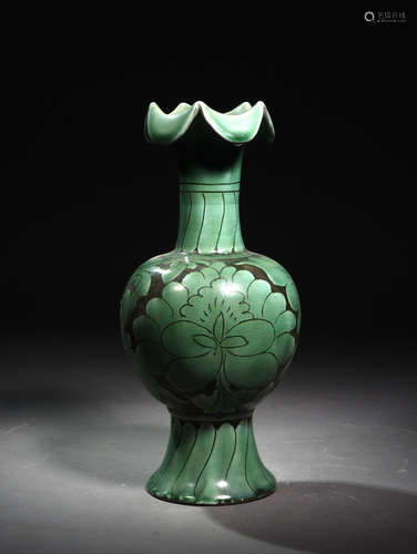 A  CIZHOU  KILN  FLOWER  VASE  IN  SONG  DYNASTY