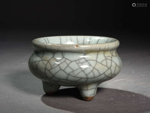 A  OFFICIAL  KILN  THREE-LEGGED   INCENSE  BURNER   IN  SONG  DYNASTY