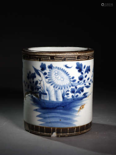 A  BLUE  AND  WHITE F  WITH  FLOWER  BRUSH  POT  IN  QING  QIANLONG