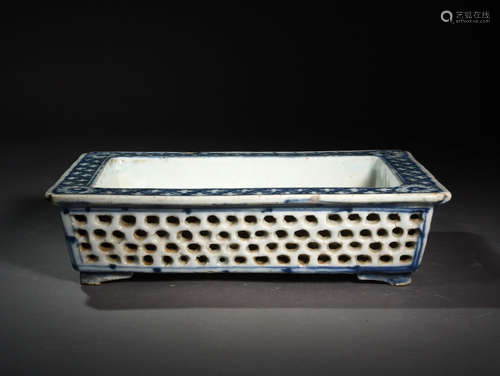 A BLUE  AND  WHITE  NARCISSUS BASIN  IN  QING  QIANLONG