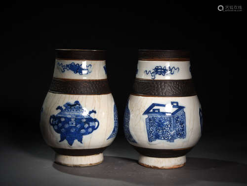 A PAIR  OF  GE GLAZE BLUE  AND  WHITE  ANTIQUE  ROUND  BOTTLES  IN  QING  XIANFENG