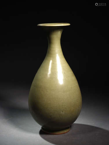 A LONGQUAN OKHO   SPRING  BOTTLE  IN  EARLIY  MING  DYNASTY