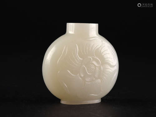 A WHITE JADE SNUFF BOTTLE, QING DYNASTY