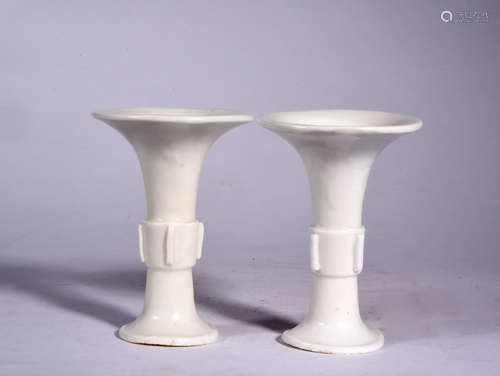 A PAIR OF BLANC-DE-CHINE BEAKER VASES, MING DYNASTY