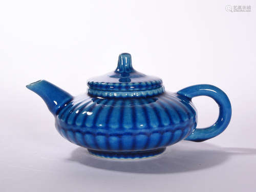 A PEACOCK GLAZED TEAPOT, QING DYNASTY