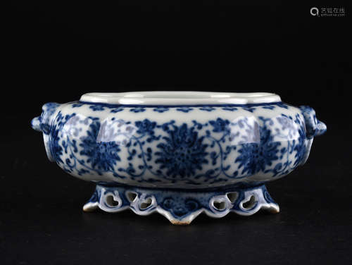 A BLUE AND WHITE LOTUS SCROLLS WASHER, QING DYNASTY