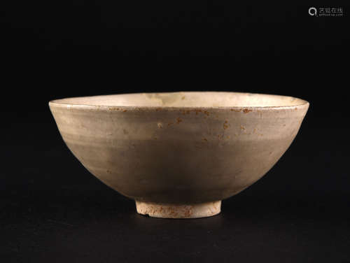 AN INCISED BLANC-DE-CHINE BOWL, SUNG DYNASTY