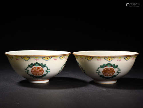 A PAIR OF FAMILLE ROSE GILT DECORATED BOWLS, TONGZHI PERIOD