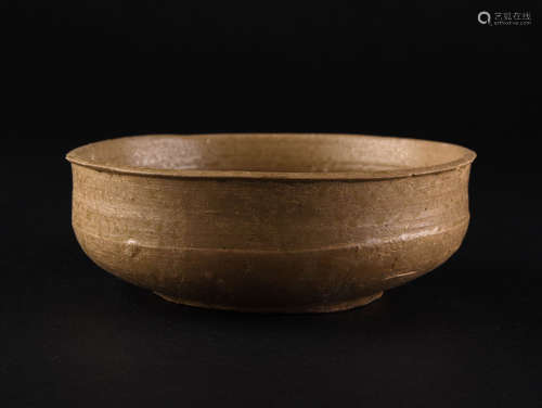 A STRAW-GLAZED TEA BOWL, SUI DYNASTY