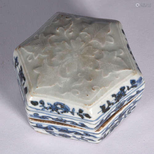 A BLUE AND WHITE PASTE BOX AND COVER, QIANLONG PERIOD