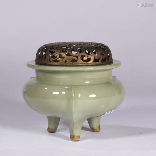 A LONGQUAN CELADON TRIPOD CENSER