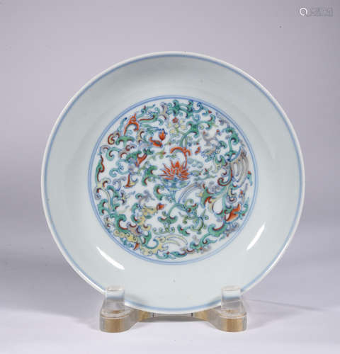 A FLOWER PLATE WITH OVERGLAZE COLOURS IN QING QIANLONG PERIOD