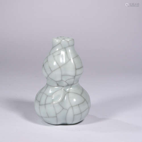 A MING DYNASTY GE GLAZE GOURD-SHAPED BOTTLE