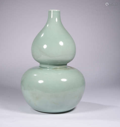 A QING DYNASTY GE GLAZE GOURD-SHAPED BOTTLE