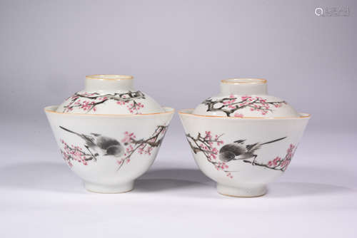 A PAIR OF FAMILLE ROSE BOWLS, 18TH CENTURY