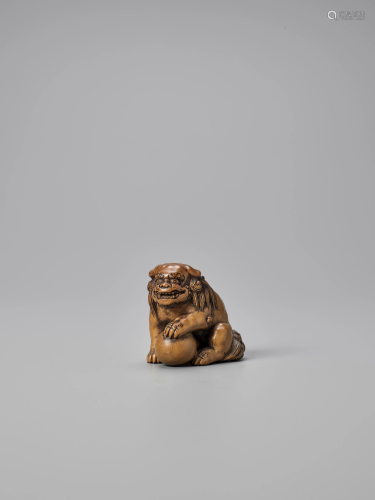 A WOOD NETSUKE OF A SHISHI ATTRIBUTED TO TO…