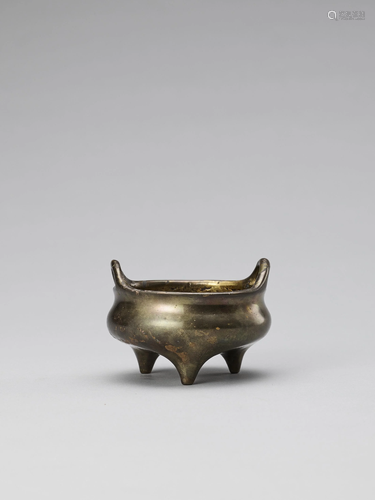 A MASSIVE BRONZE ALLOY TRIPOD CENSER, QING