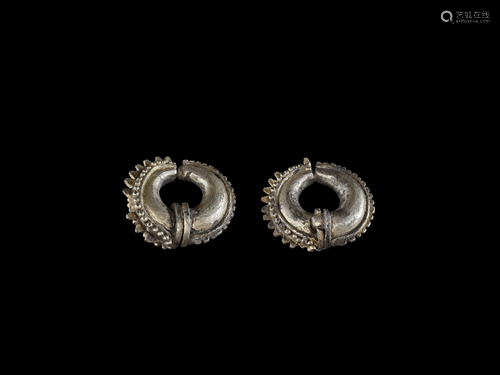 A PAIR OF GOLD EAR ORNAMENTS, Ã“C EO CULTURE