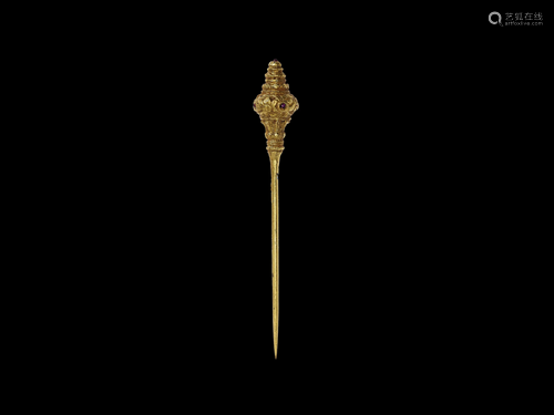 A CHAM GILT HAIRPIN WITH GEMSTONES