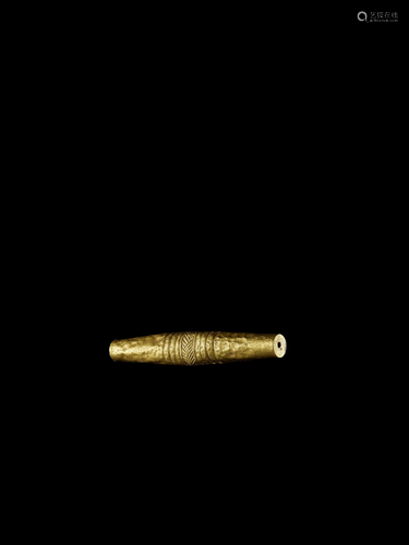 A CHAM REPOUSSE GOLD TUBE-SHAPED PENDANT