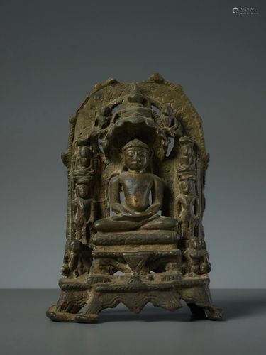 A YELLOW BRONZE ALTAR WITH THE JAIN DIVINITY