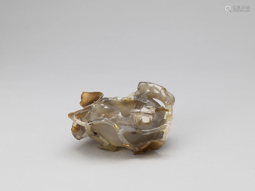 AN AGATE 'GRAPEVINE' BRUSH WASHER, QING