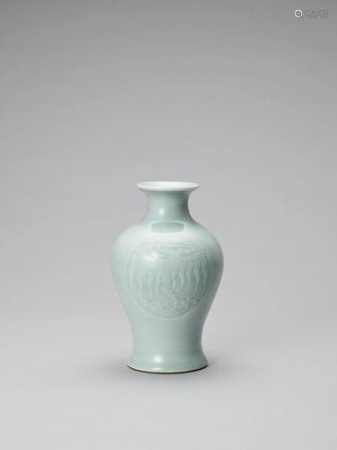 CARVED CELADON PORCELAIN VASE,LATE QING …