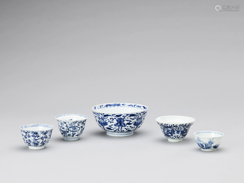 A GROUP OF FIVE BLUE AND WHITE PORCELAIN BO…