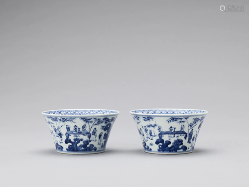 A PAIR OF BLUE AND WHITE PORCELAIN CUPS, RE…