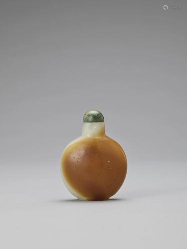 A GLASS IMITATION JADE SNUFF BOTTLE, QING