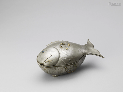 A LIDDED 'CARP' TUREEN, QING