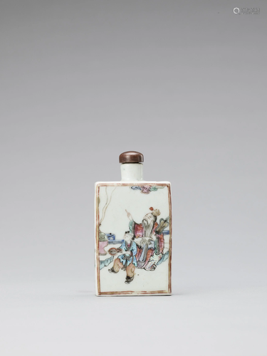 A LARGE FAMILLE ROSE PORCELAIN SNUFF BOTTLE, …