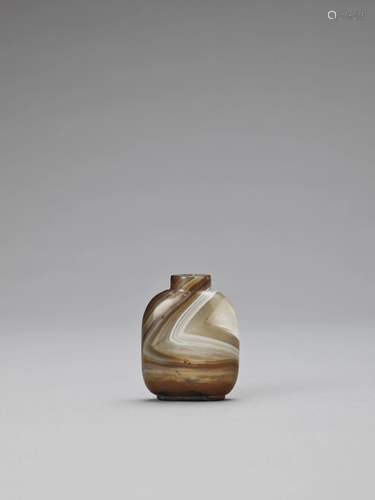 A BANDED AGATE SNUFF BOTTLE, LATE QING T…