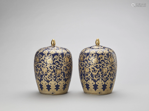 A PAIR OF LIDDED JARS, 20TH CENTURY