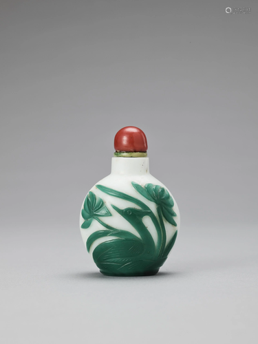 AN OVERLAY GLASS SNUFF BOTTLE, LATE QING