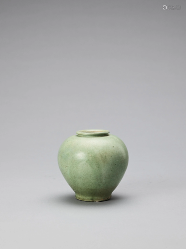 A LIME GREEN-GLAZED POTTERY JAR, TANG