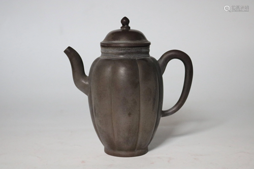 A CHINESE YIXING TEAPOT, QING DYNASTY