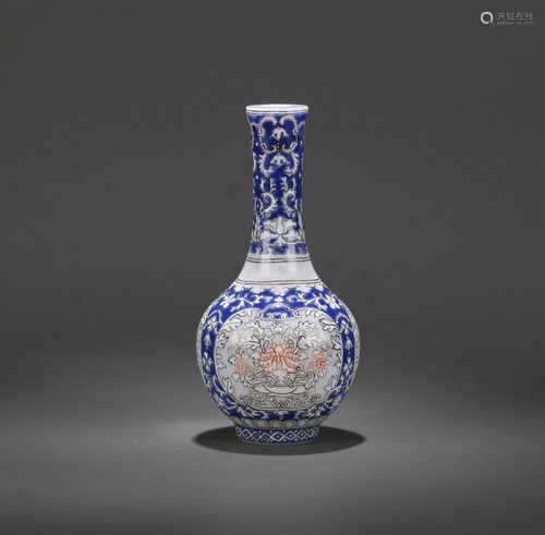 A CHINESE PEKING GLASS VASE, QING DYNASTY