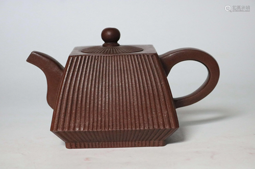 A CHINESE YIXING TEAPOT, QING DYNASTY