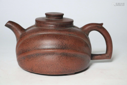 A CHINESE YIXING TEAPOT, QING DYNASTY