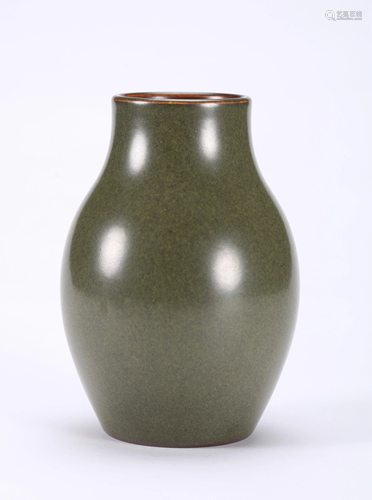 A SMALL CHINESE CELADON VASE, QING DYNA…