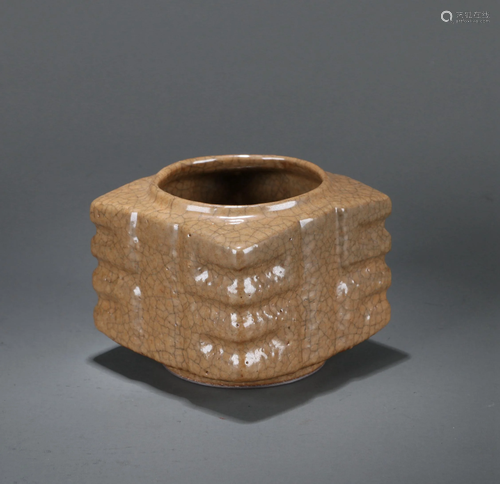 A CHINESE GE-TYPE WATERPOT, QING DYNASTY