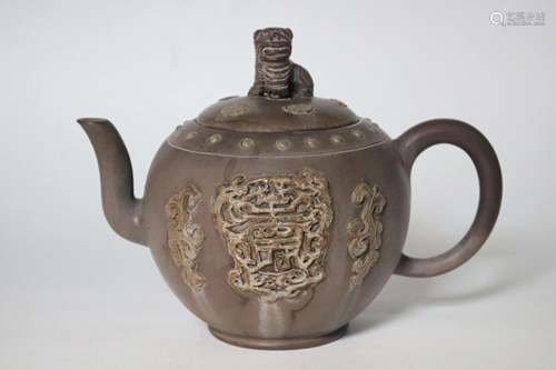 A CHINESE YIXING TEAPOT, QING DYNASTY