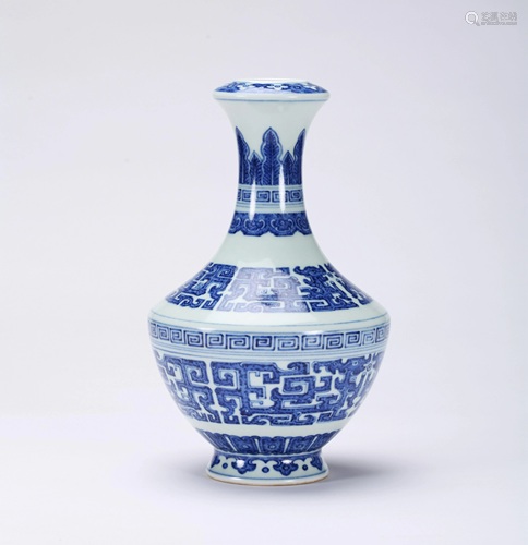 A CHINESE BLUE AND WHITE VASE, DAOGUANG M…