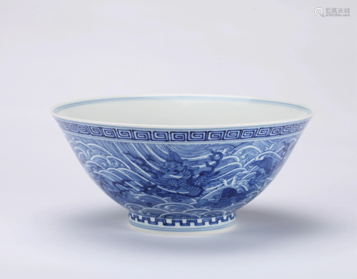 A LARGE CHINESE BLUE AND WHITE BOWL, GU…