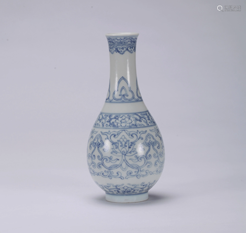 A CHINESE BLUE AND WHITE VASE YONGZHENG M…